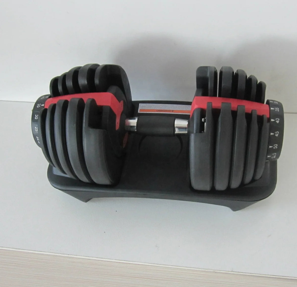 Cito Thriven adjustable dumbbell weight set with multiple weight plates and a sturdy handle for versatile strength training.