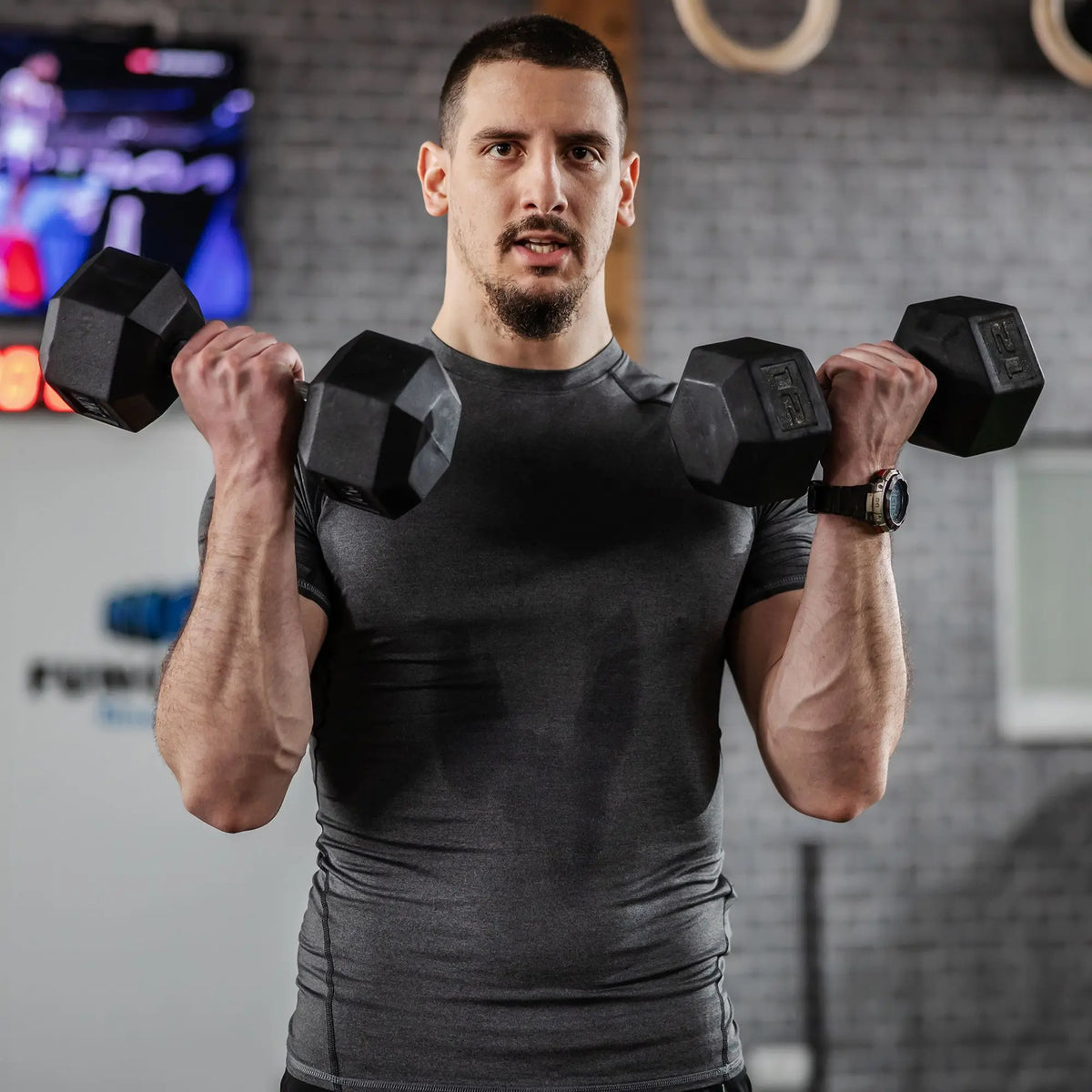 Cito Thriven hexagonal cast iron dumbbell set with weights ranging from 5kg to 50kg, arranged on a gym floor.
